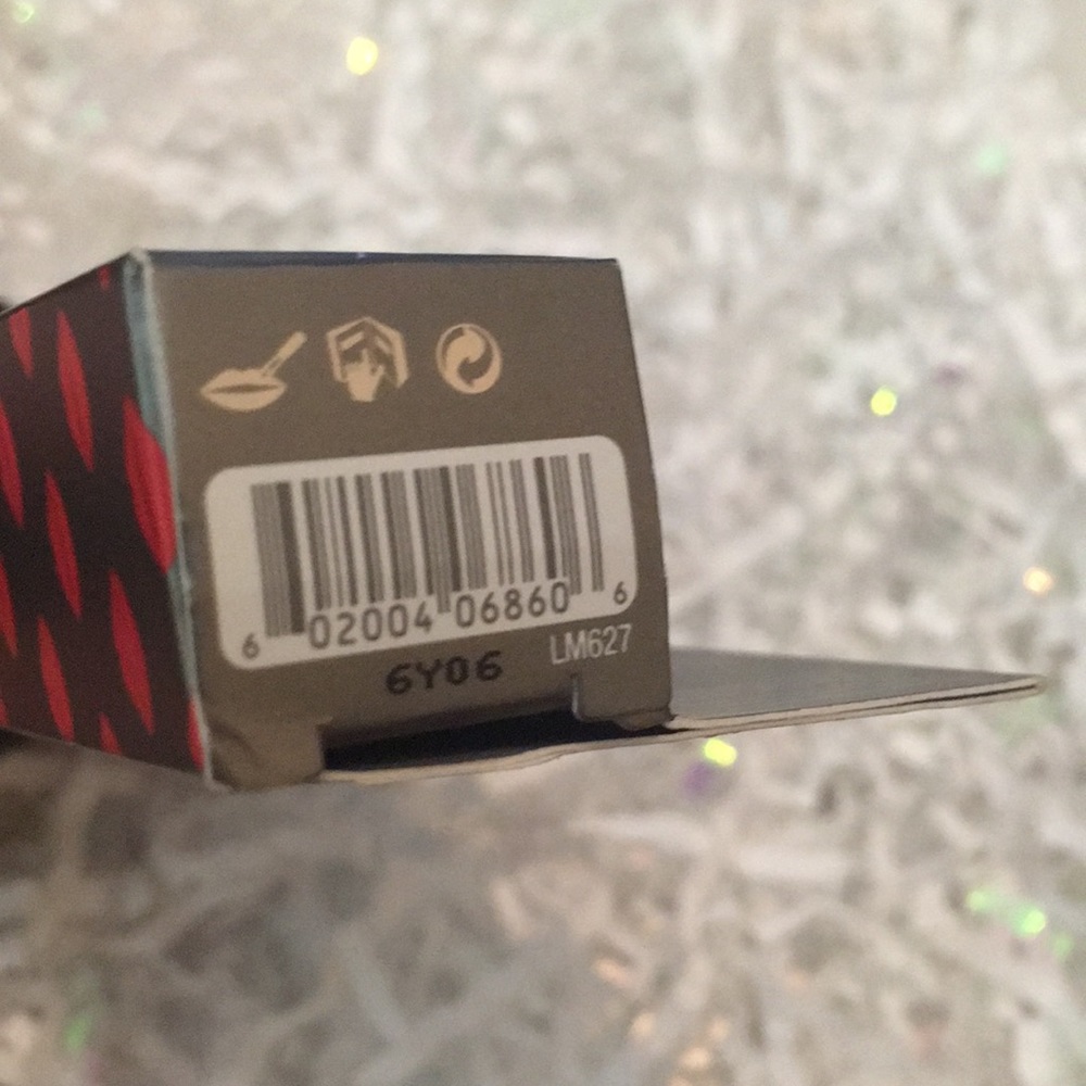๐5/32$ BENEFIT double the lip - revved-up red - Picture 6 of 7